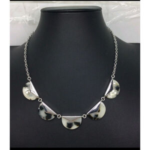 Banana Republic Acrylic Animal Print Scalloped Necklace | 16"